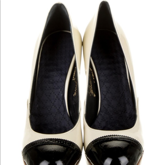  pumps  Patent leather  size 8 1/2 


Includes Box & Dust bag